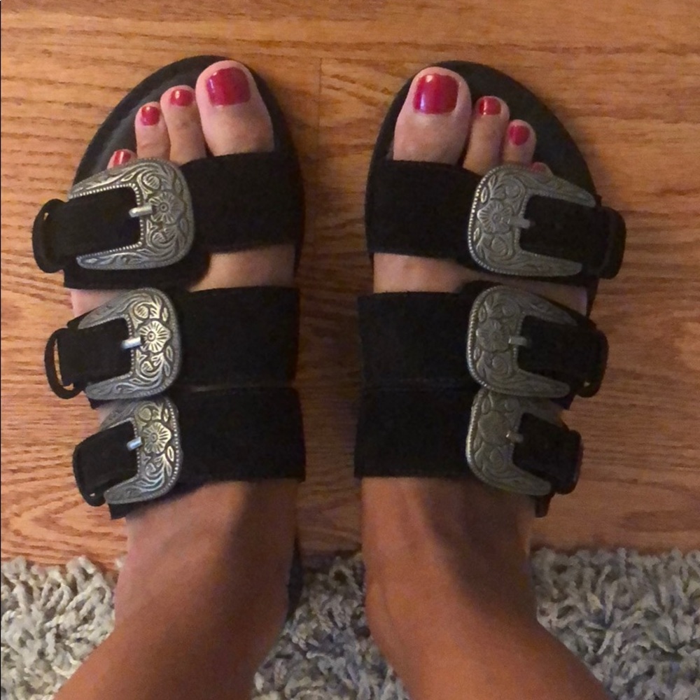 Suede western flat sandals with belt buckles